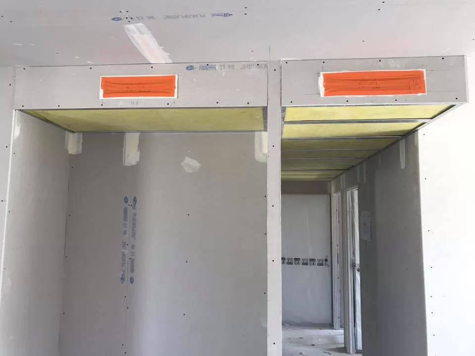 Plafonds suspendus 600×600 : élégance, acoustique et fonctionnalité
