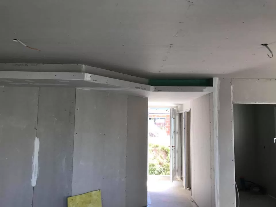 Faux-plafonds : esthétisme et fonctionnalité au service de votre intérieur